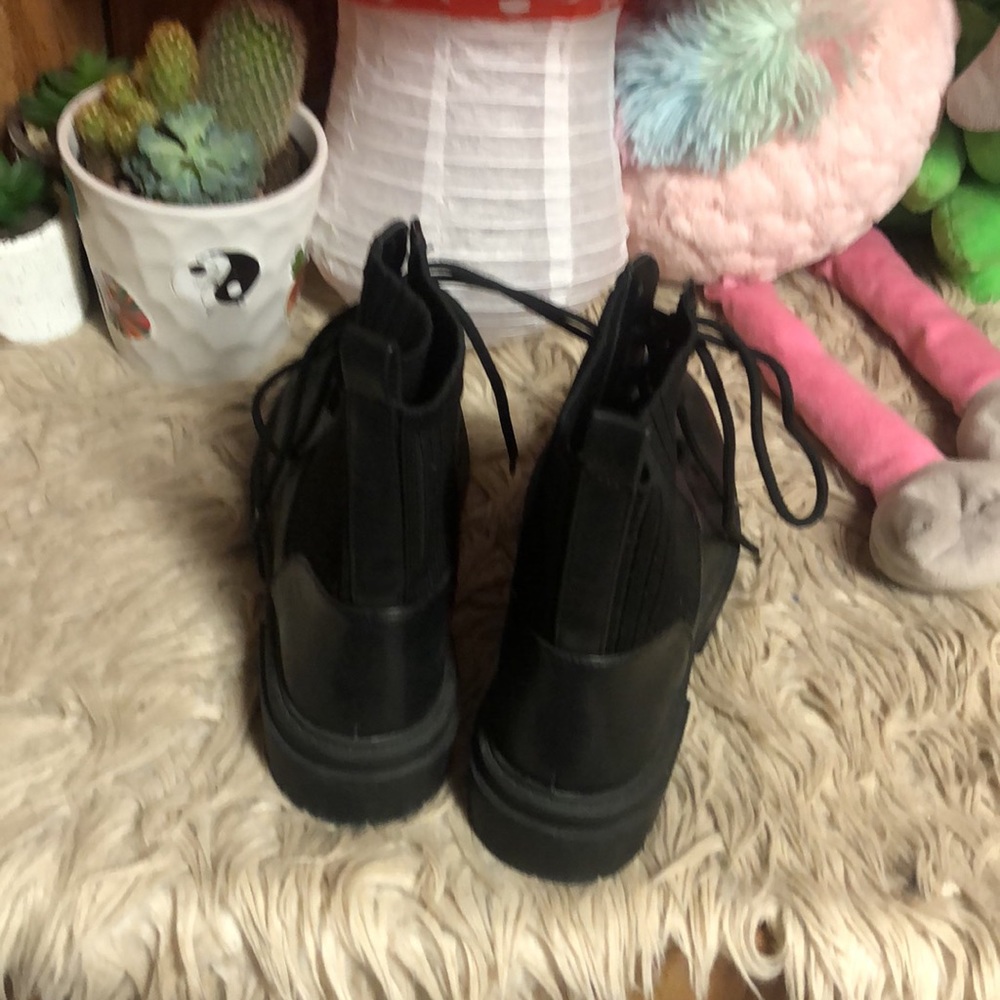 They are platform boots from forever21 - Picture 3 of 7